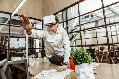 Genç ofis çalışanı yeni Vr gadget test