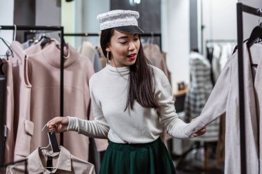 Mükemmel giysiler arayışı içinde şık kız