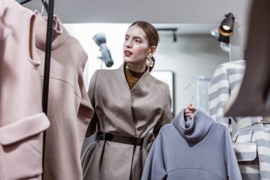 Güzel kadın yeni bir sweatshirt arıyor