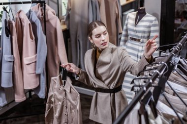 Genç fashionista onu alışveriş overclothes arıyor