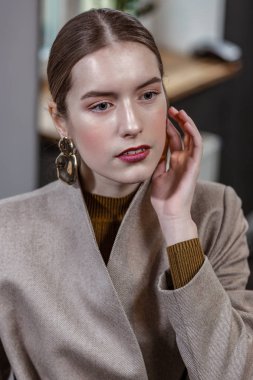 Hangi elbise satın almak için karar genç kadın