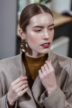 İyi giyimli kadın arkadaşını bekliyor