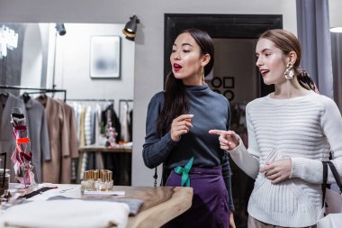 Yeni bir parfüm arayan iki kadın