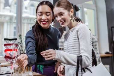 Alışveriş sırasında aksesuarlara bakan iki arkadaş