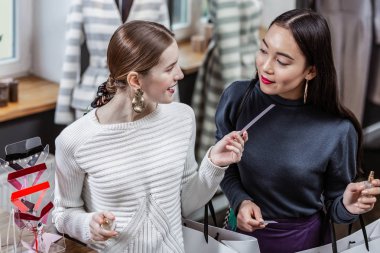 Gülümseyen kız arkadaşına yeni parfüm sunan