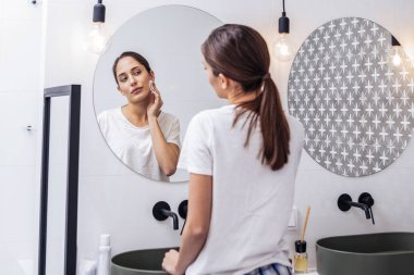 genç bir kadın onun Cilt Bakımı