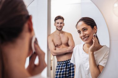 Banyoda erkek arkadaşıyla konuşan kadın