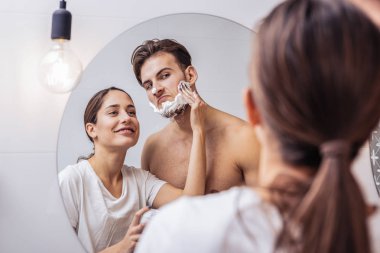 Çift yeni banyoda eğleniyor