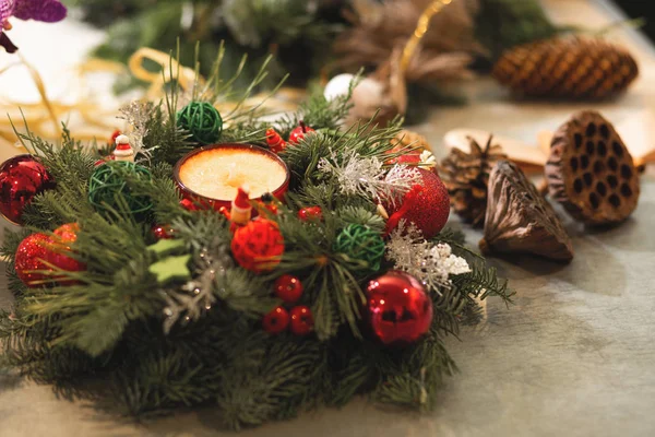 Noel çelengi şenlik masasında yatıyor