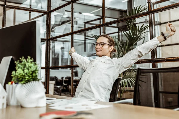 Oficinista guapo levantando sus dos brazos —  Fotos de Stock