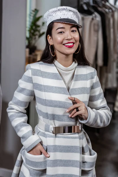 Glimlachend meisje probeert op nieuwe herfst kleding — Stockfoto