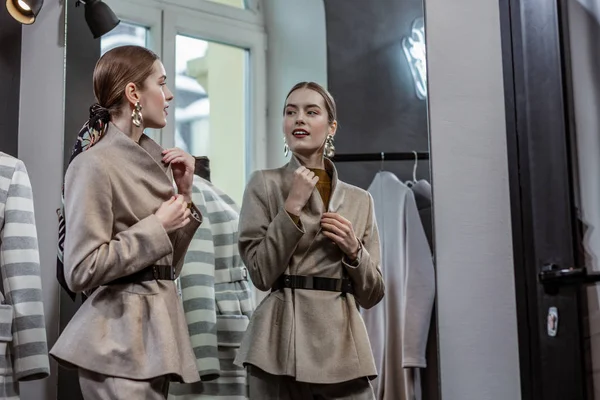 Mooie dame proberen op fancy kleren in winkel — Stockfoto