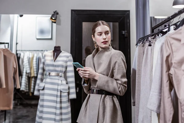 Mujer con estilo pidiendo a su amigo consejos de moda — Foto de Stock