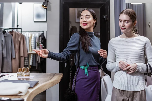 En iyi arkadaşıyla alışverişe giden kadın