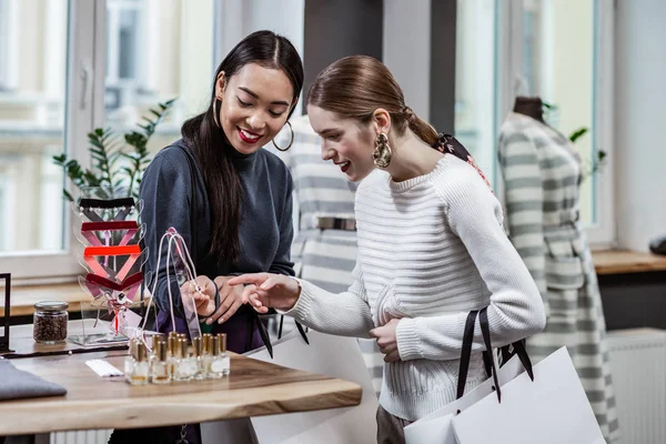 Beste vrienden die hun tijd doorbrengen met samen winkelen — Stockfoto