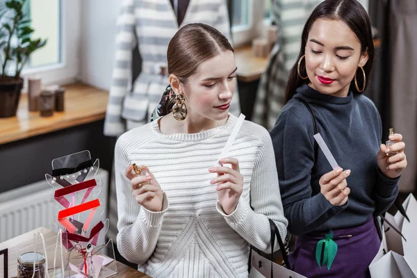 Beste vrienden hebben plezier tijdens hun winkelen — Stockfoto