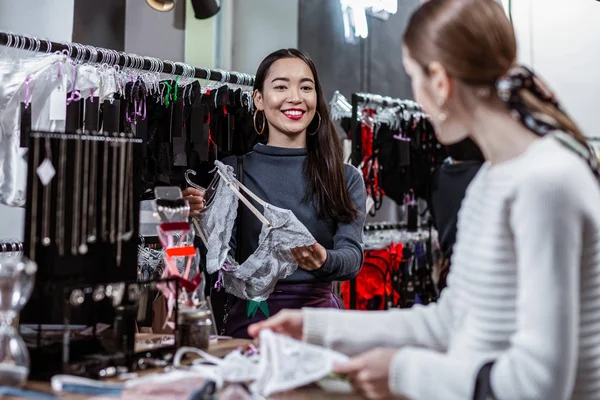 Twee vrienden kiezen lingerie tijdens hun shopping — Stockfoto