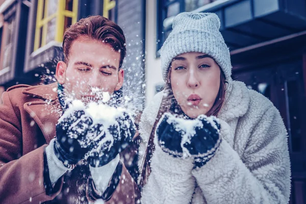 Coppia amorevole che gioca con la neve nel cortile — Foto Stock