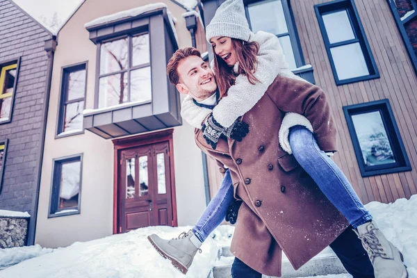 Uomo felice trascorrere del tempo con la sua ragazza — Foto Stock