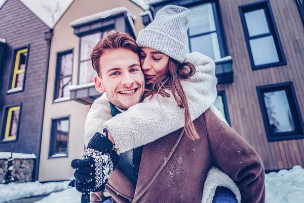 Allegro uomo che cammina con la sua bella — Foto Stock