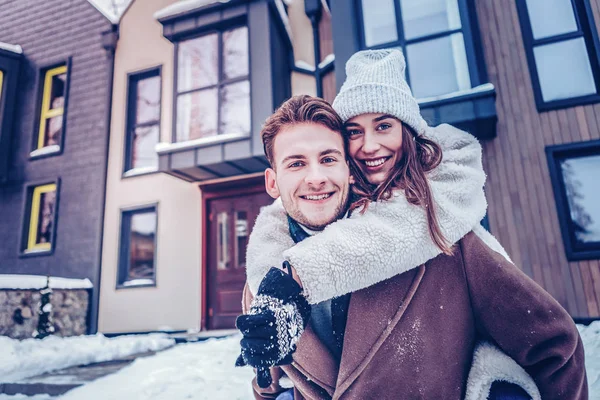 Young loving couple leaving their house in the morning — Stock Photo, Image