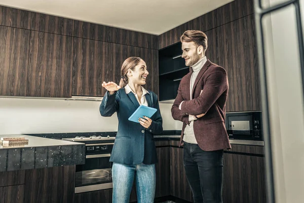 Sonriente hombre va a comprar una casa nueva — Foto de Stock