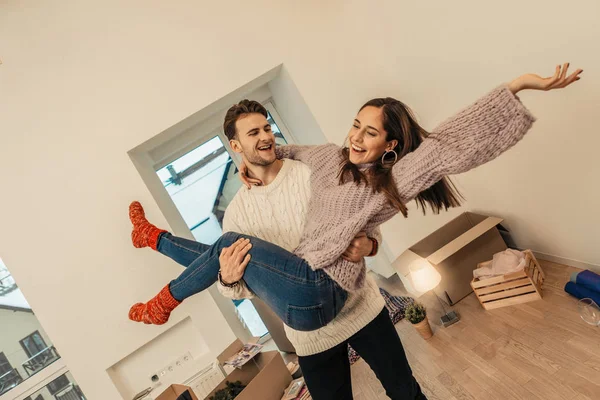 Casal jovem sendo feliz comprando uma nova casa — Fotografia de Stock