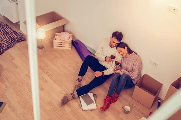 Casal feliz comemorando sua mudança para casa nova — Fotografia de Stock