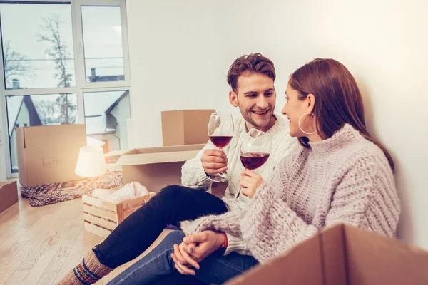 Glada människor spenderar sin första kväll i ny lägenhet — Stockfoto