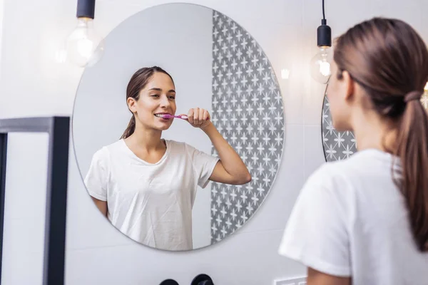 Junge Frau bereitet sich auf das Schlafengehen vor — Stockfoto