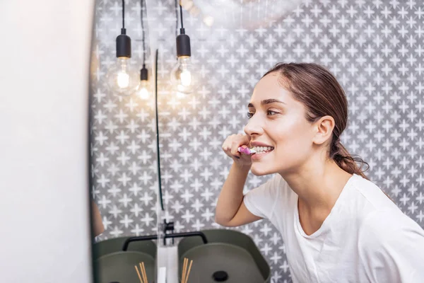 Mulher bonita cuidando de seus dentes — Fotografia de Stock