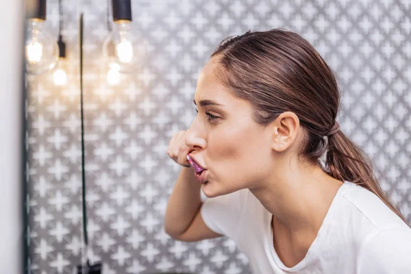 Jovem séria após sua higiene oral — Fotografia de Stock