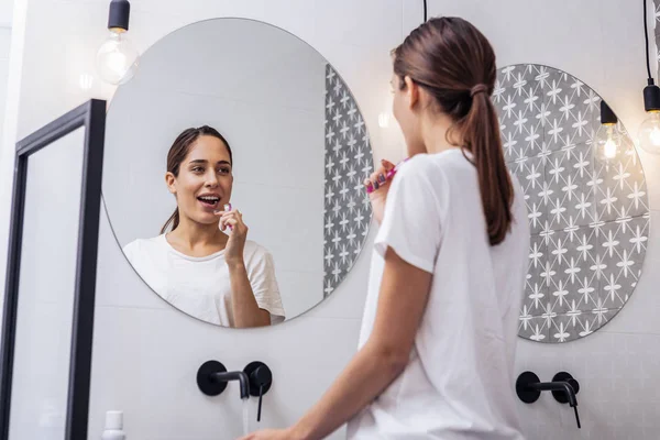 Mutlu genç bayan dişleri bakımı