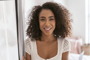 Neşeli kadın kamerada zevkle poz veriyor.