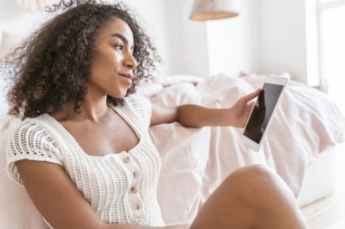 Neşeli uluslararası kız arkadaşıyla internetten iletişim kuruyor.