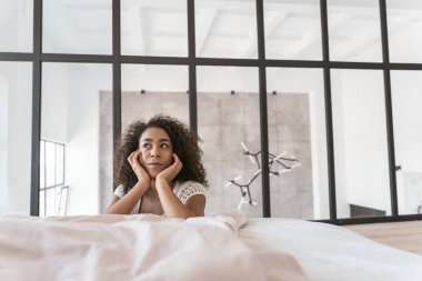 Hayalperest uluslararası kız bugün için planlar yapıyor.