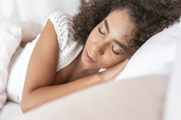 Uvolněná brunetka spí ve své měkké útulné posteli — Stock fotografie