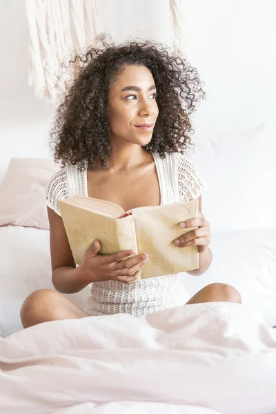 Charmig internationell flicka håller bok i båda händerna — Stockfoto