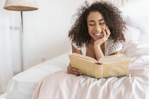 Vacker lockigt hår flicka läser favorit bok — Stockfoto