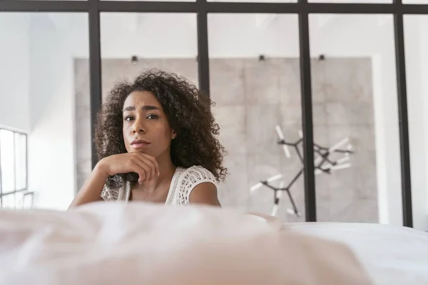 Menina internacional emocional sendo profundo em seus pensamentos — Fotografia de Stock