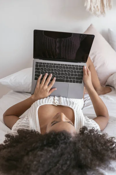 Joven mujer internacional acostada en pose cómoda — Foto de Stock