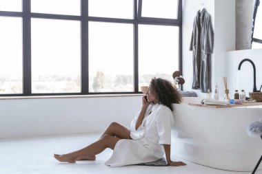 Genç bir kadın akıllı telefondan erkek arkadaşıyla konuşuyor.