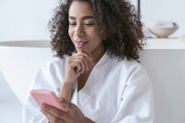 Cheerfu kadını arkadaşından bir mesaj okuyor.