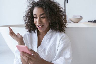 Kadın yeni mesajlarını okurken şaşırıyor.