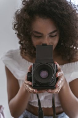 Güzel fotoğrafçı büyük kamerasını açıyor.