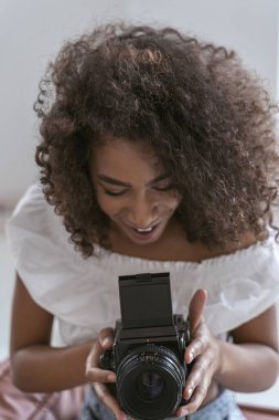 İlgilenen genç fotoğrafçı yeni kamerasını keşfediyor.