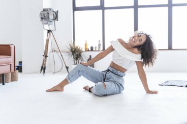 Güzel bir kadın izin gününde dinleniyor.