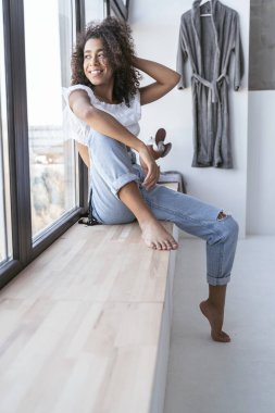 Pencereden dışarı bakan güzel bir kadın