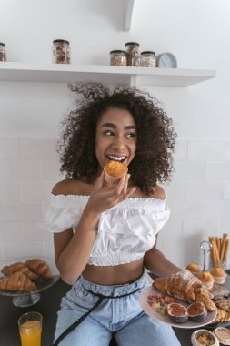 Mola sırasında tatlı yiyen neşeli kız.