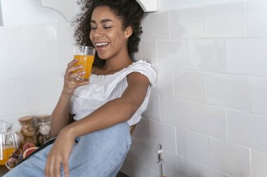 Genç bayanın sabah keyfi yerinde.